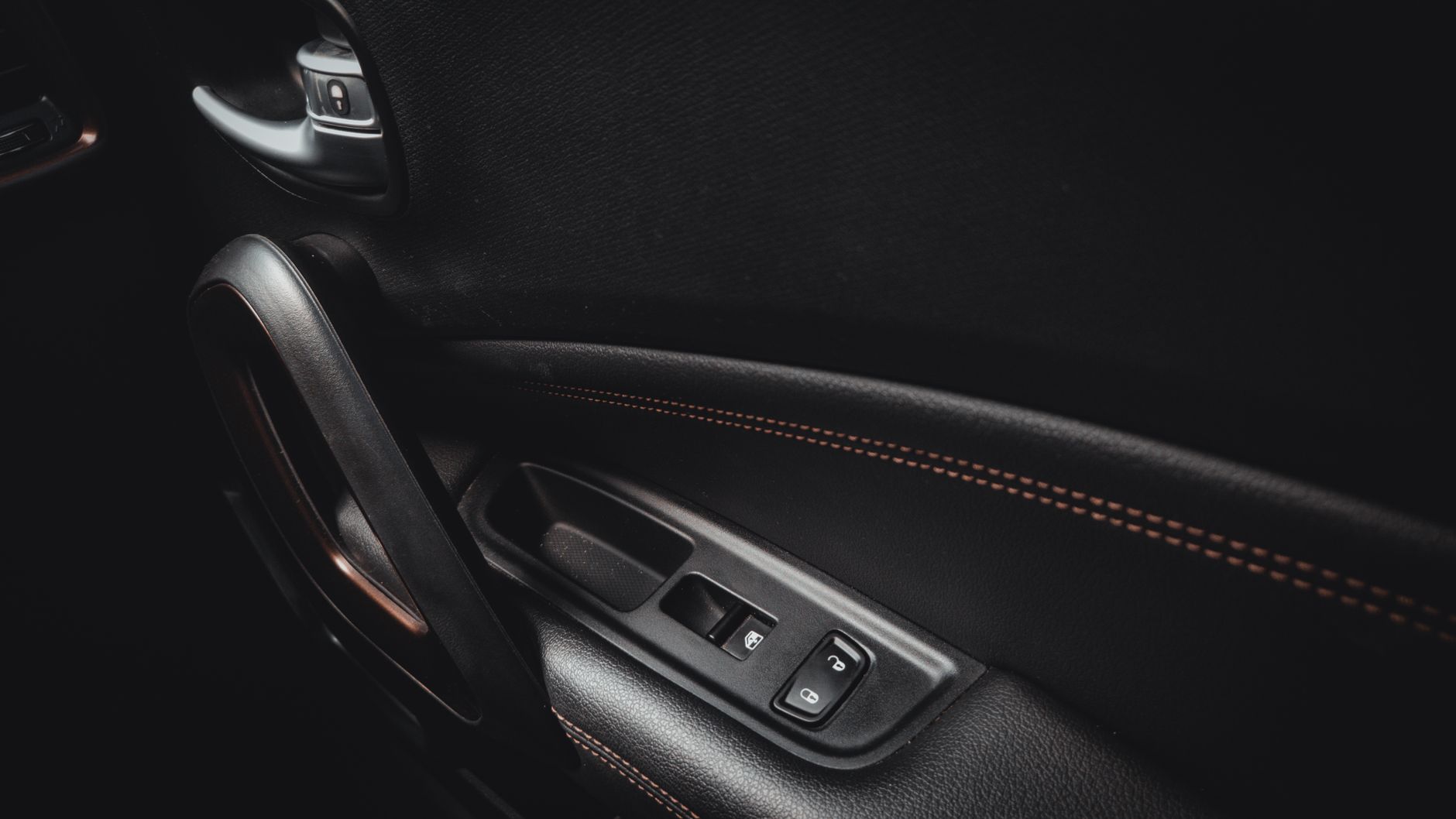Dealer Key Programming vs Mobile Locksmith in Miami: Toyota Smart Key, Ford Transponder, and Who Actually Wins on Price